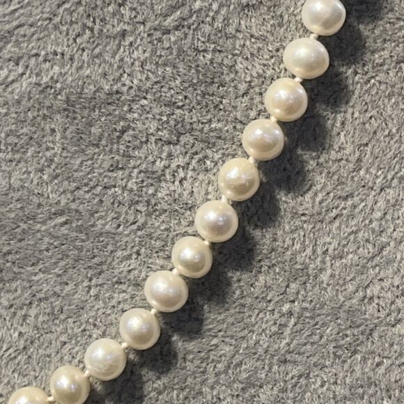 Vintage IWI White Freshwater Pearl Hand Knotted 14K Gold Clasp Necklace 17” - Picture 6 of 10